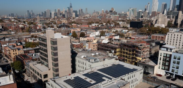 Read more about the article How Rooftop Community Solar Helps New York City Building Owners Meet Local Law 97, 94, and 92 Requirements 